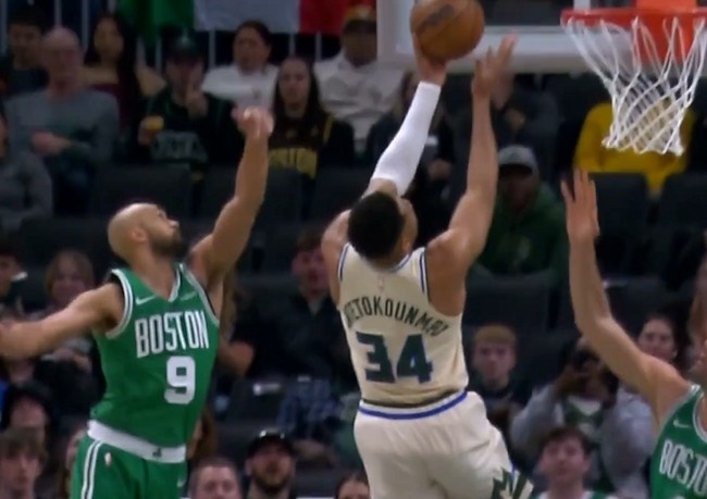 半岛体育入口-冲击力依然很强！字母哥反击一条龙上篮 缺阵15场后拿到复出首分